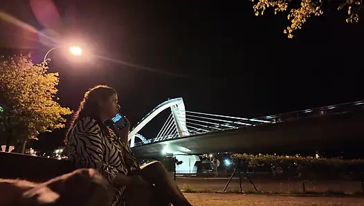 На месте к шлюхе подошел эксгибиционист. Она не знает, что с ним делать.