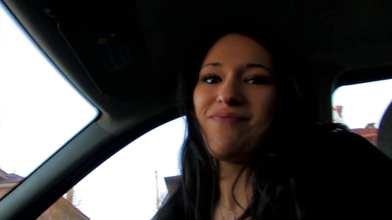 Seksi kale bal vali ko uthaya aur bar men aakasmik seks kiya