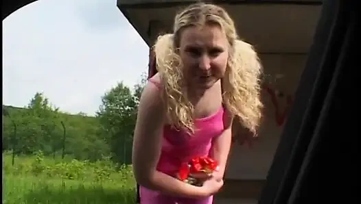 Sarışın kızı sikiyor ve yüzüne boşaltıyor