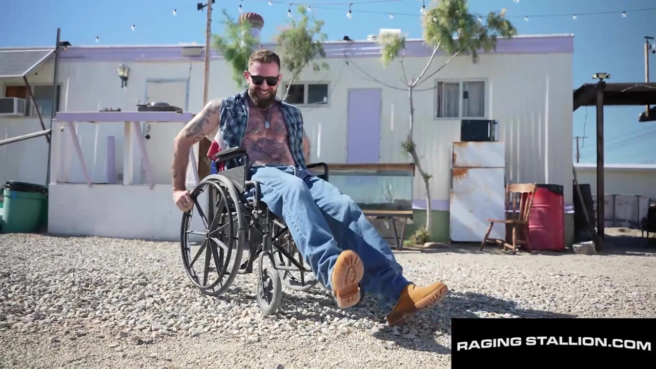 Azgın aygır - karavan parkı Hunk sikiliyor - diego vox colt spence'in büyük çıplak yarağını alıyor
