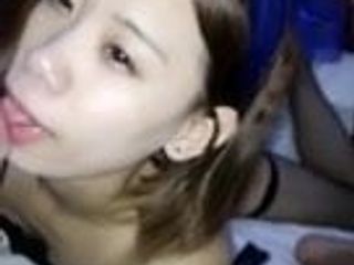Süßes asiatisches Mädchen, das Selfie beim Lutschen eines Schwanzes nimmt