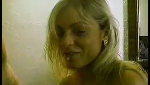 Gebräunte retro-MILF mit behaarter muschi bekommt gesichtsbesamung nach dem muschi-ficken
