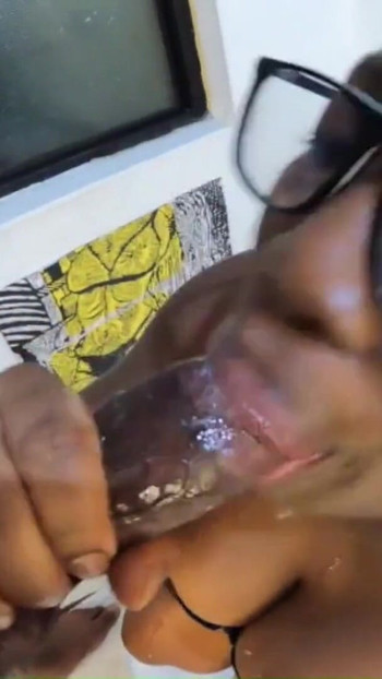 Αξέχαστη στιγμή από το "Freaky Ebony With Hands On Her Head Game Put Her On Her Fucking Knes Give Her Something To Believe"