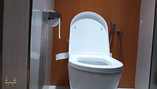 Eine vollbusige milf geht pinkeln und spielt am ende mit ihrer muschi und der dusche und squirtet mehrmals.