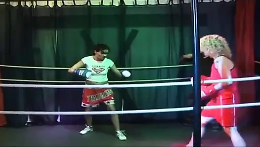 Tropfende rosenknopf-gangbang von blondem reifem schätzchen im Wrestling-ring