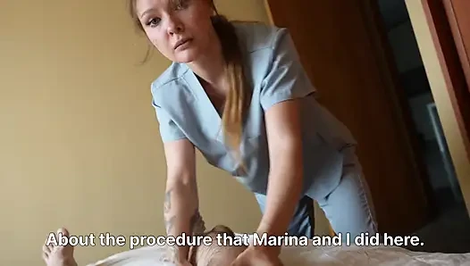 Der Physiotherapeut Gibt Mir Eine Happy-end-massage Als Zusätzlichen Bonus.