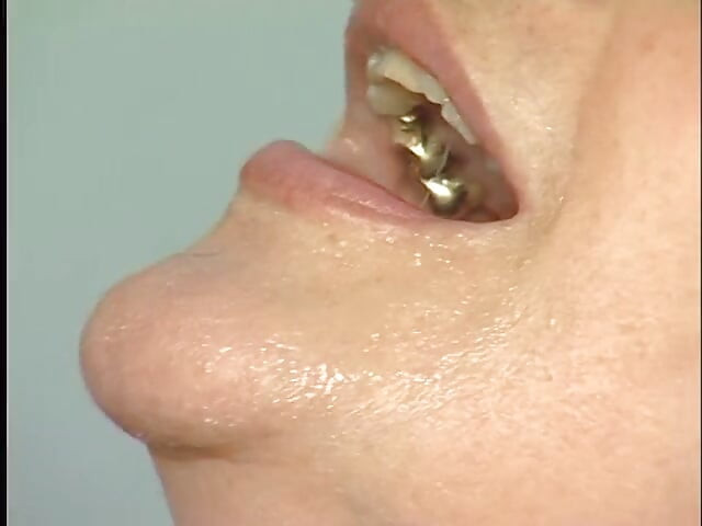 Pelo corto maduro consigue puño y follada