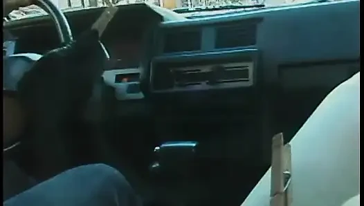Rothaarige pendler-carpools mit perex, der sie im auto im stadtverkehr entwertet