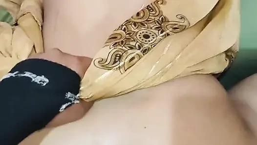 Seksi büyük götlü Hintli teyze domalarak sikişiyor