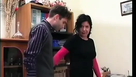 Зрелая шлюшка с натуральными сиськами и черными чулками глубоко трахается