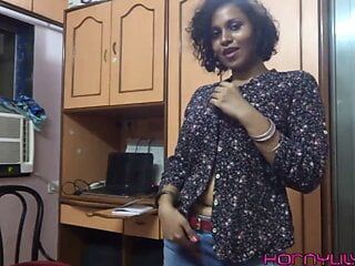 Tamilisches indisches Zimmermädchen mit großen Möpsen, geile Lily im Badezimmer, wechselt BH und fingert Muschi im Höschen