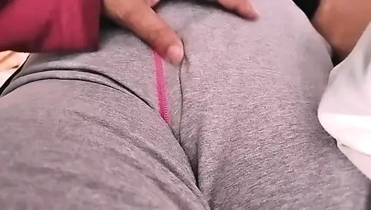 Meine freundin über ihren pijamas streicheln, bis sie sich aus zieht!