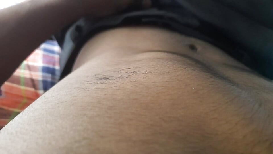 Garoto sexy se tocando de humor com tesão