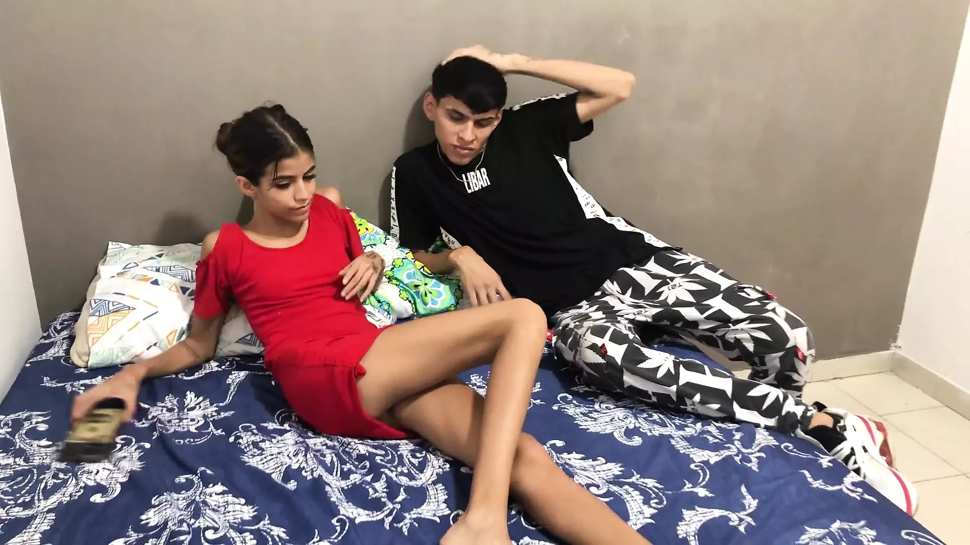 Sora vitregă indiană excitată este de acord să se fută cu fratele ei vitreg și sunt prinși