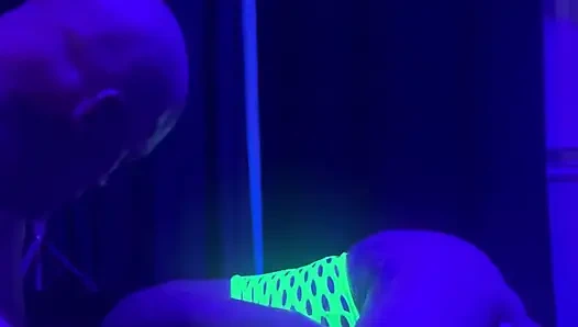 Schleichende schlampe nimmt riesigen schwanz