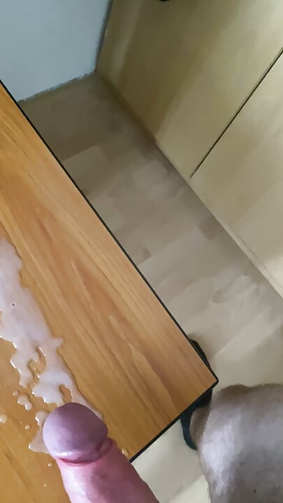 Tester un jouet anneaux sur mes couilles et mon pénis. Regarde ce qui est du sperme incroyable