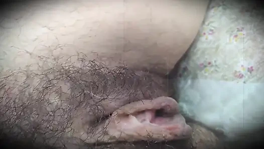 Bir köylü kız kıllı amcığını güzel müziğe güzelce çekiyor