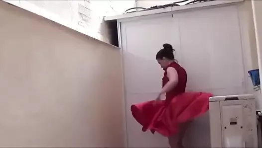 Brunetka kobieta w czerwonej sukience spódnicy leci