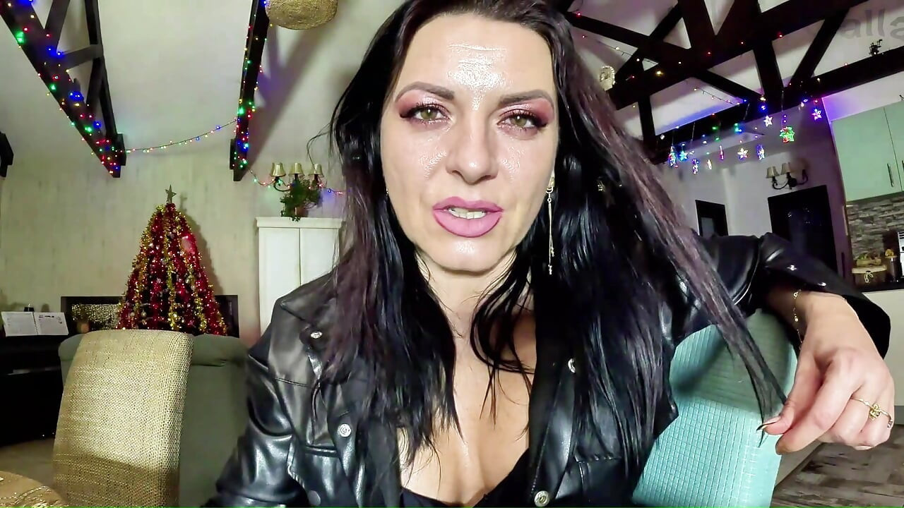 Dominatrix fumadora de cuero controla tu polla En primer plano - instrucciones de paja, hablar sucio y humillar el humo
