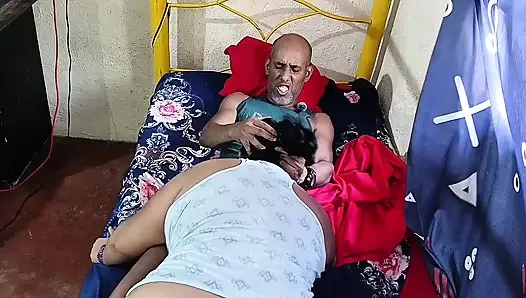 Büyük götlü komşumla lezzetli ev yapımı seks, onu tamamen spermle kaplı bırakıyorum