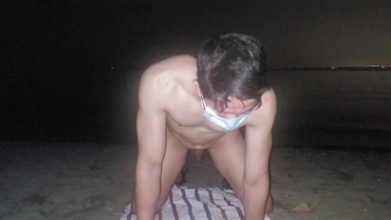 exposed on nude beach and piss on myself