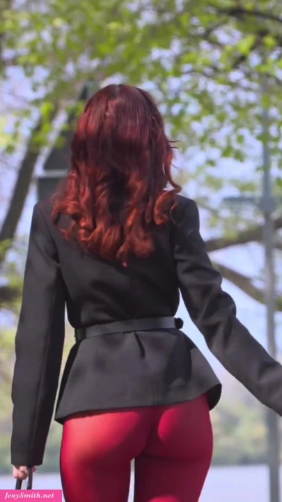 街头服装展示。完整视频仅在 JenySmith.net