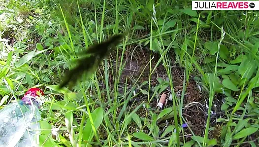 Сексуальная крошка жестко скачет на огромном члене во время пикника