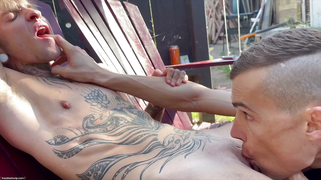 Seks POV Outdoor yang Penuh Gairah Hoss Kado Meniduri Austin Spears Kontol Besar Daddy Blonde FTM Trans Man Twink