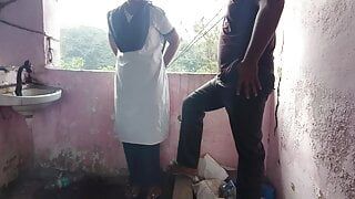 Desi college ladaki apane ghar ke chat me jakar apane tusion teacher ko chut diya