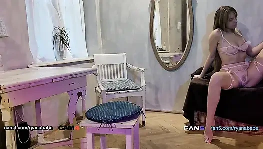 Cewek cantik dengan lingerie dientot pakai jari sampai dalam banget