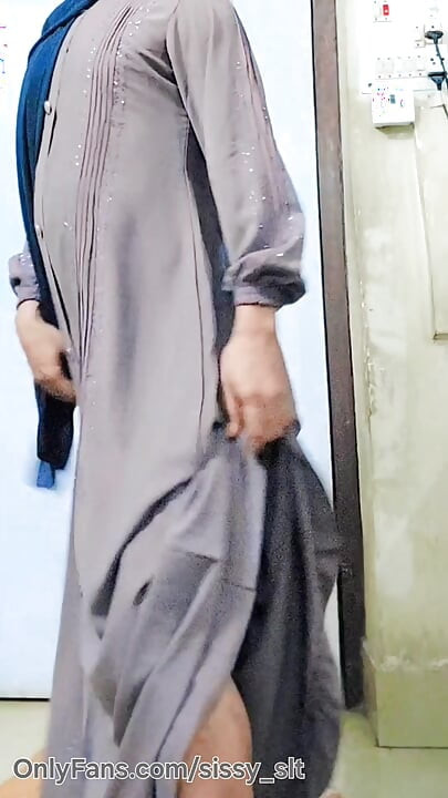 Hijabi muslim kinner hijda try to masturbate impotent penis