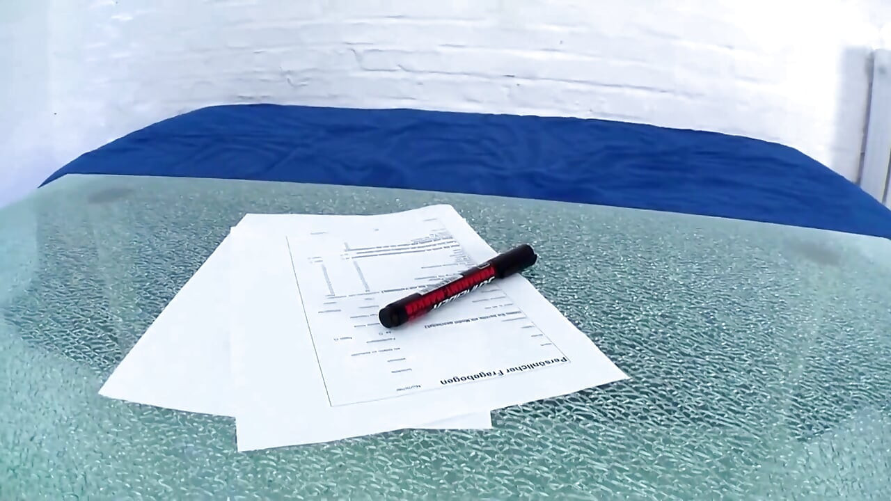 보지에 문신을 한 피어싱된 금발