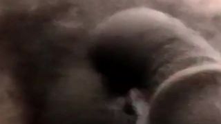 Murzynka ogier powoli pracuje nad swoim BBC i dobrze orgazmuje