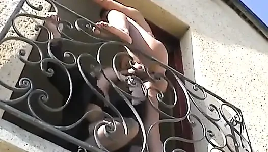 Pasangan kekasih diintip saat lagi ngentot di rumah