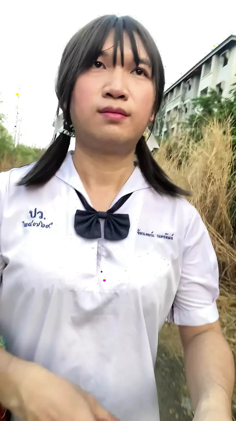 정원에서 산책하는 학생