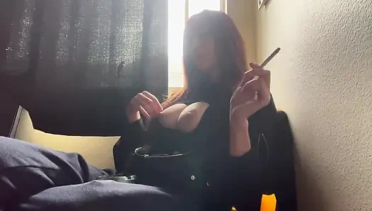 Öğleden sonra sigara içiyorum