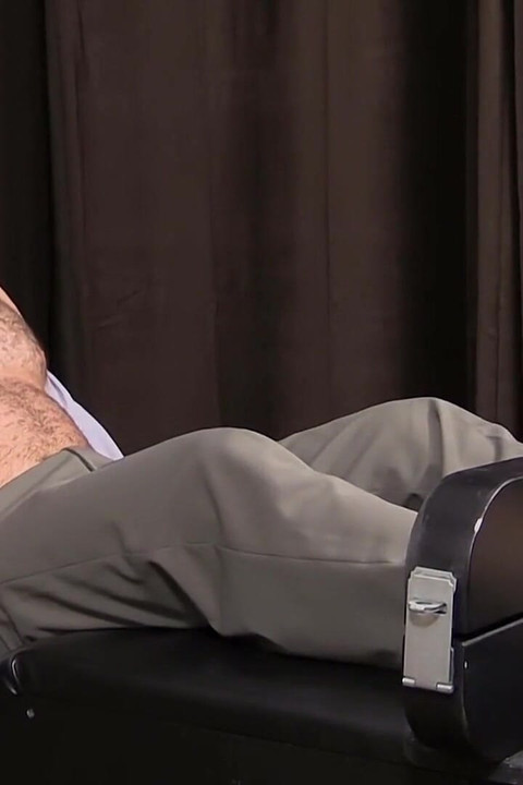 Seth sandalyede gıdıklıyor