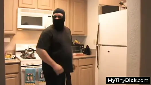 Гнусная встреча с маленьким хуем заканчивается разочаровывающим минетом