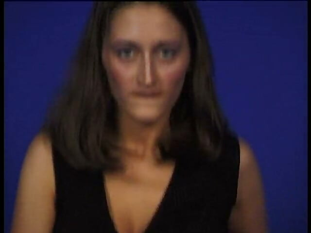 Adolescentă brunetă care dansează și se dezbracă