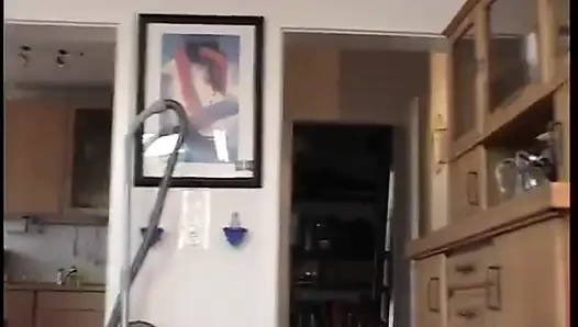 Cewek seksi rambut pirang lagi asik jilat memek dan dientot habis-habisan sampai dicrot di dalam