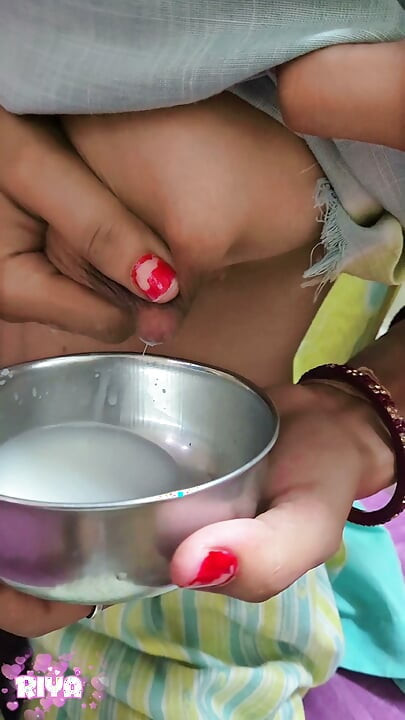 Thee uit de melk van haar borsten _ tiener Riya maakte speciale thee uit de melk van haar borsten