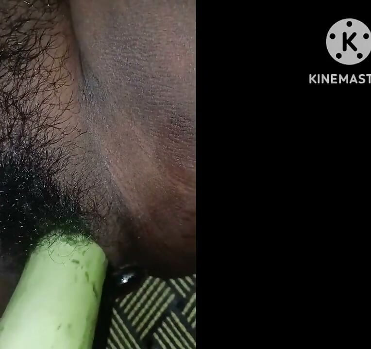 Bhabhi ki chut ka kheera dalke pani nikala