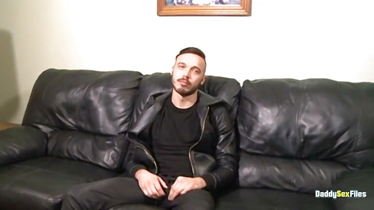 DaddySexFiles Christopher Mayer Koltukta Kocaman Sünnetsiz Sikini Okşuyor