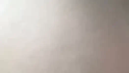 Sie spielt und fingert ihre Muschi 💦