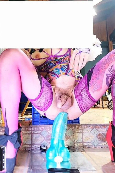 Χαριτωμένη TS Sissy τρανσέξουαλ σέξι εσώρουχα καβάλα μεγάλο πρωκτικό δονητή χωρίς εσώρουχα
