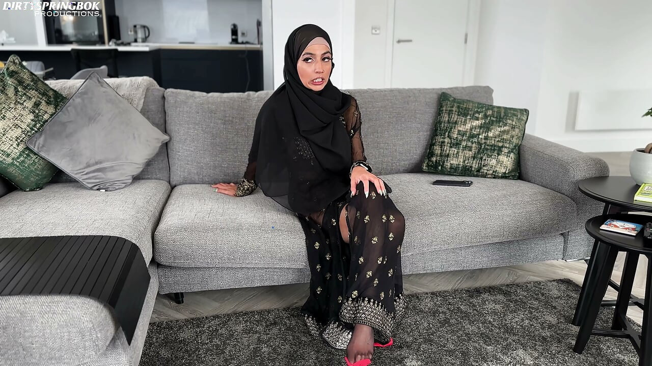 Hijabi Guesthouse Owner Finds a Vibrator and Cums