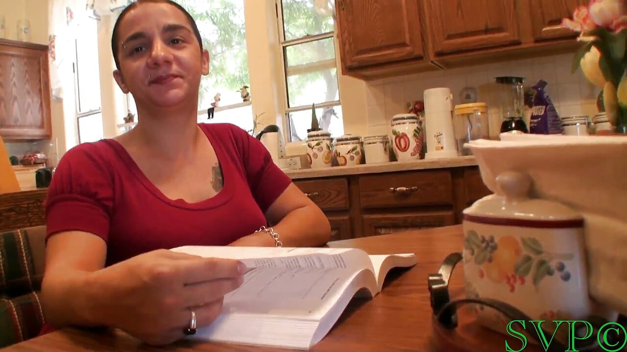 Mała ciężarna macocha pomaga pasierbowi z dużym problemem