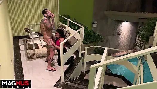 Kurzes mädchen mit dickem hintern hat sex mit einem tätowierten typen.