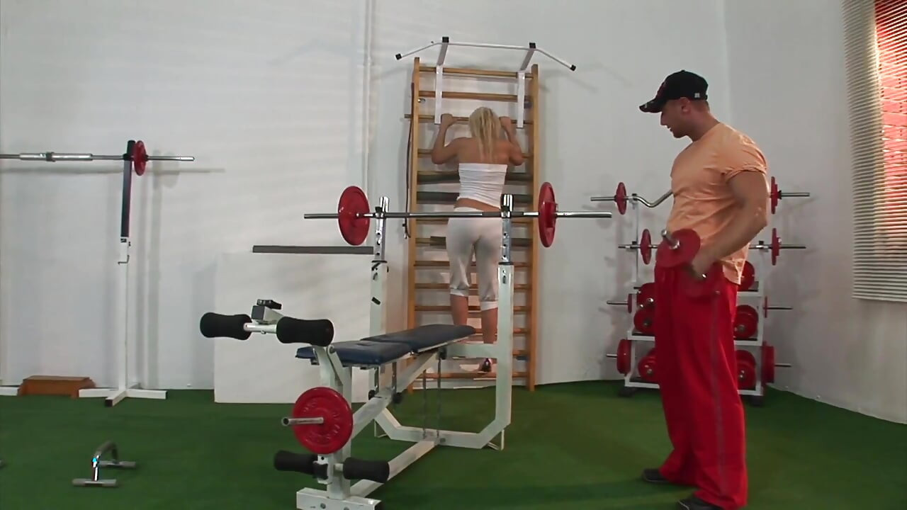 Kegembiraan meroket untuk pirang panas di fanatik gym seks anal kejam