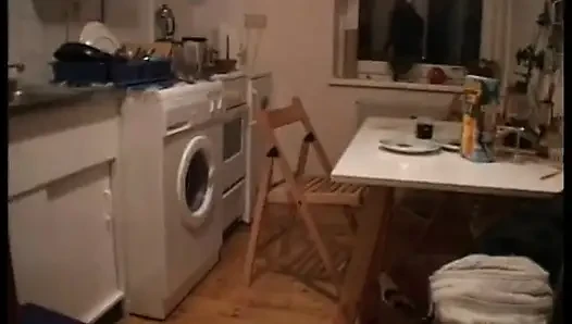Azgın sarışın büyük bir dildoyla pirsingli amını sikiyor